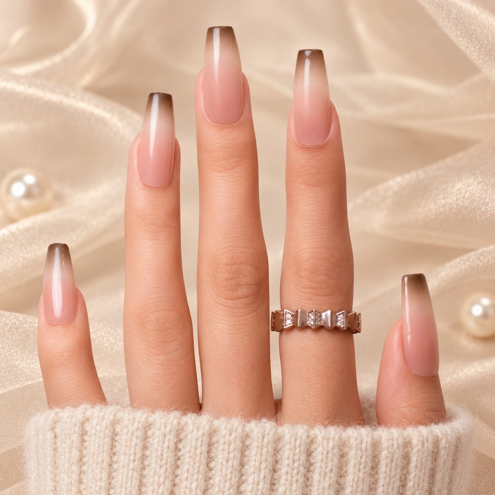 Faux Ongles Cool Babe: Dégradé Élégant avec Une Touche Métallique Chic