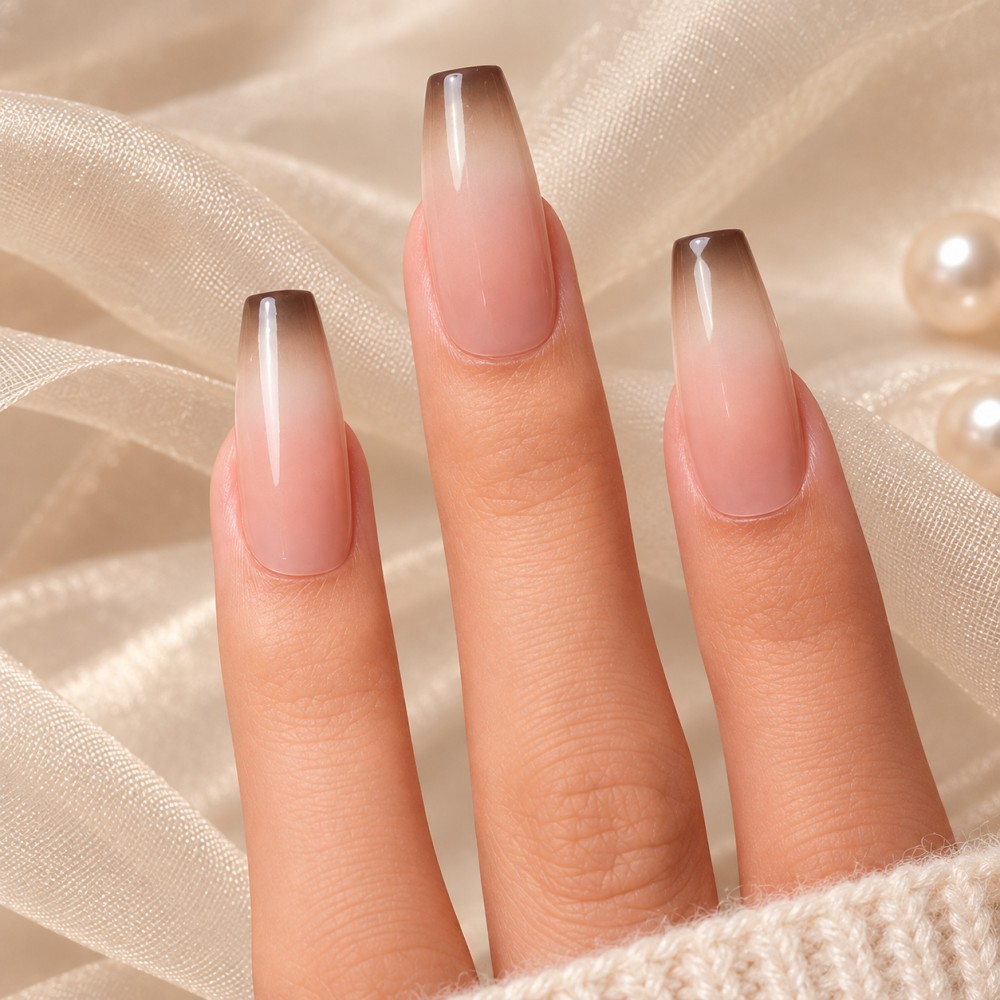 Faux Ongles Cool Babe: Dégradé Élégant avec Une Touche Métallique Chic