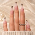Faux Ongles Cool Babe: Dégradé Élégant avec Une Touche Métallique Chic