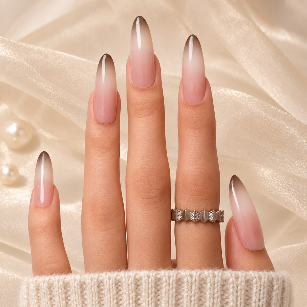 Faux Ongles Cool Babe: Dégradé Élégant avec Une Touche Métallique Chic