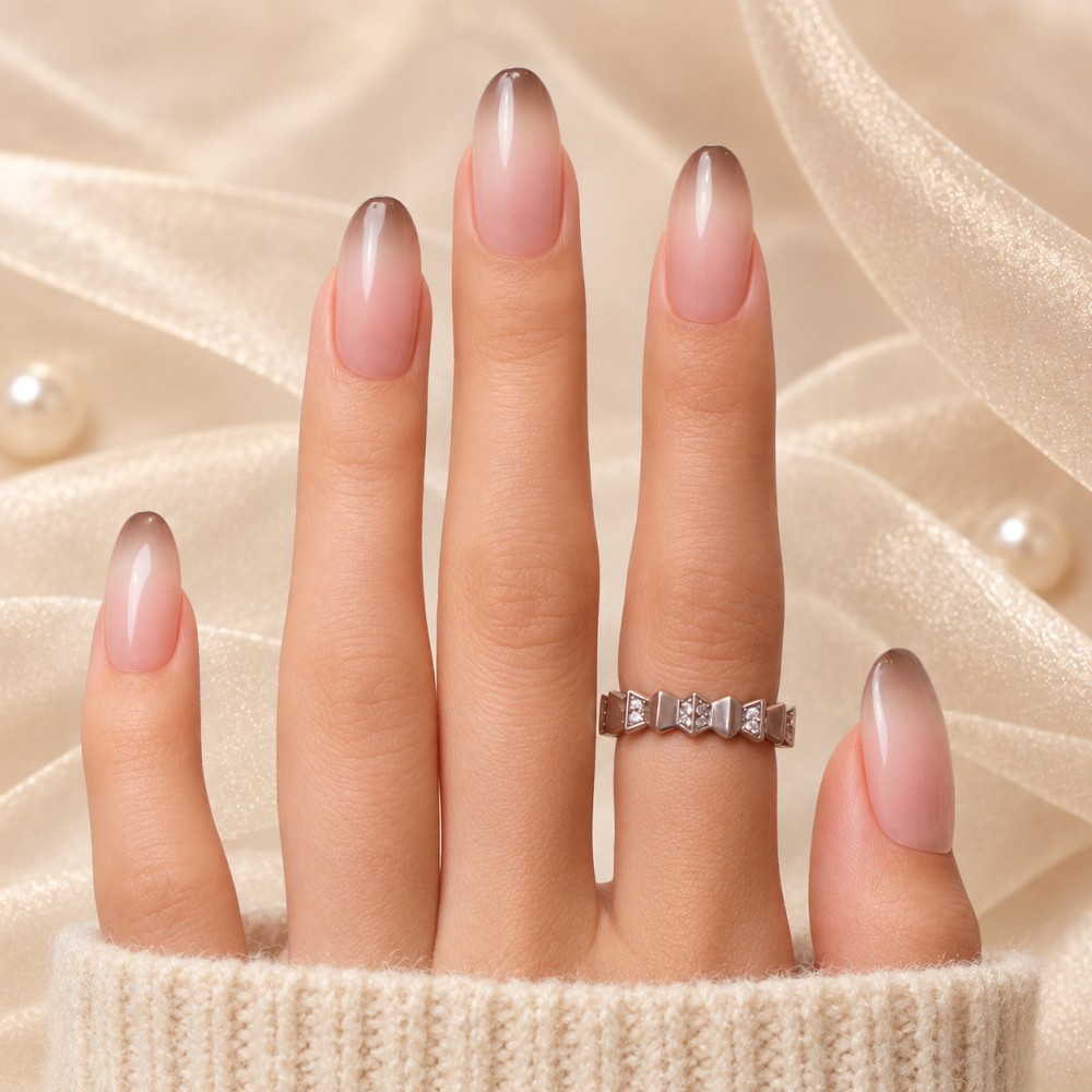 Faux Ongles Cool Babe: Dégradé Élégant avec Une Touche Métallique Chic