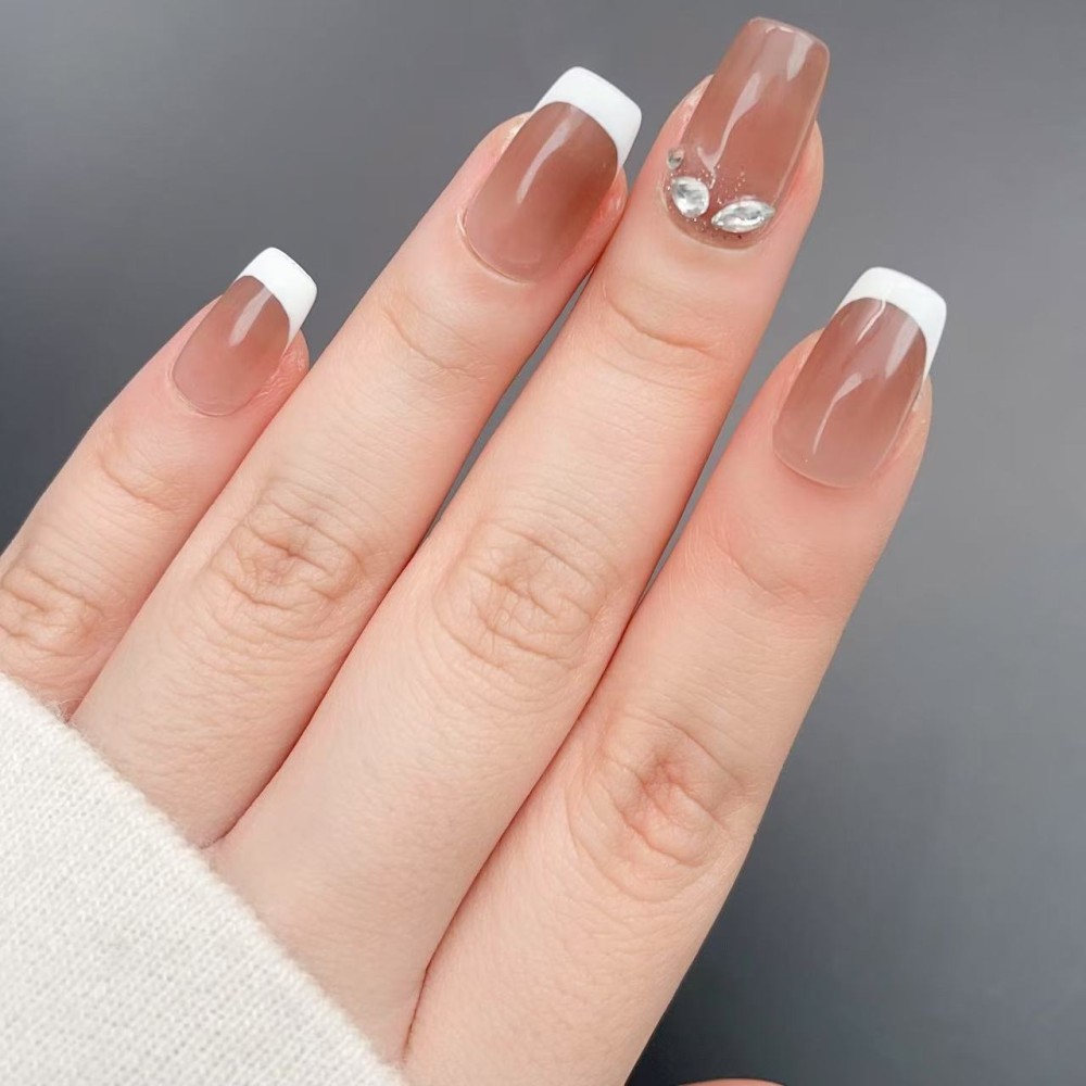 Faux Ongles Isabella: French Manucure Classique avec une Touche Moderne