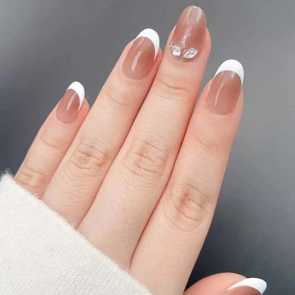Faux Ongles Isabella: French Manucure Classique avec une Touche Moderne