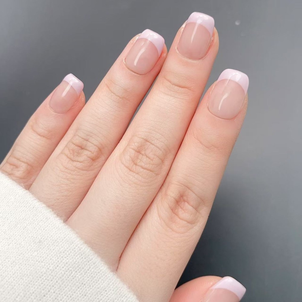 Faux Ongles Lucky Lavender: Lavande Pastel avec Design Minimaliste Moderne