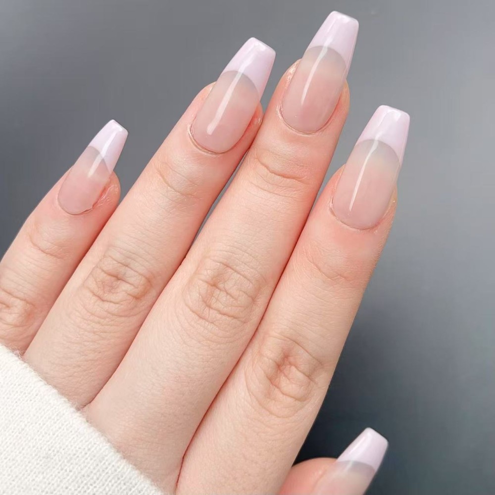 Faux Ongles Lucky Lavender: Lavande Pastel avec Design Minimaliste Moderne