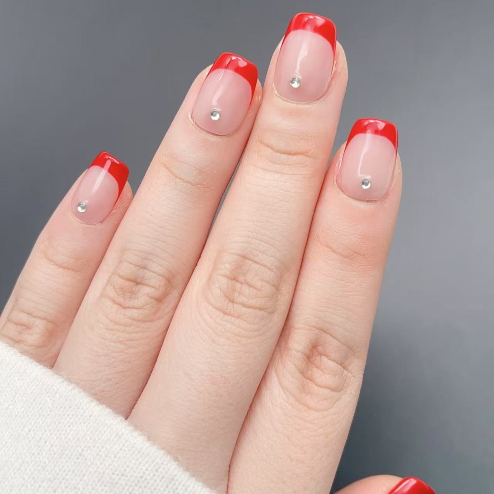 Faux Ongles Mon Louboutin : Pointe Rouge Audacieuse avec Accents Cristallins