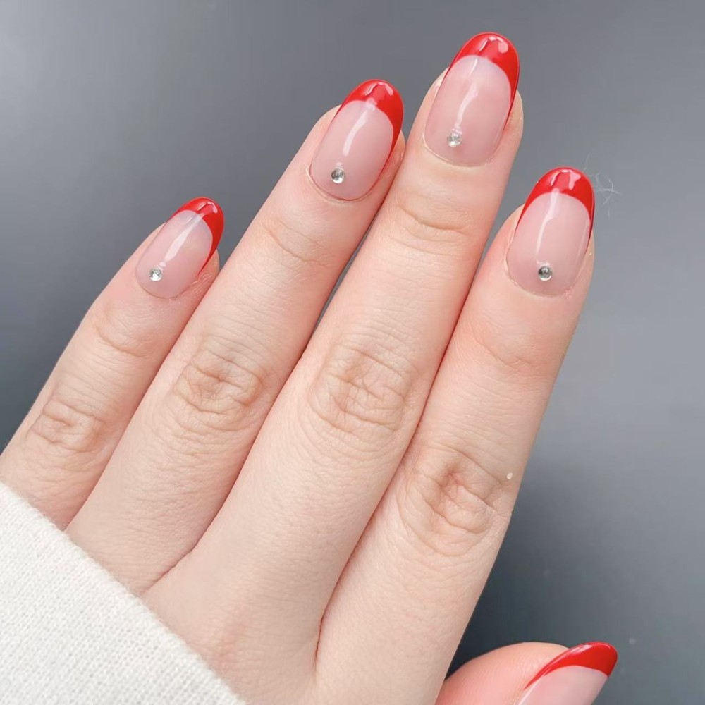 Faux Ongles Mon Louboutin : Pointe Rouge Audacieuse avec Accents Cristallins