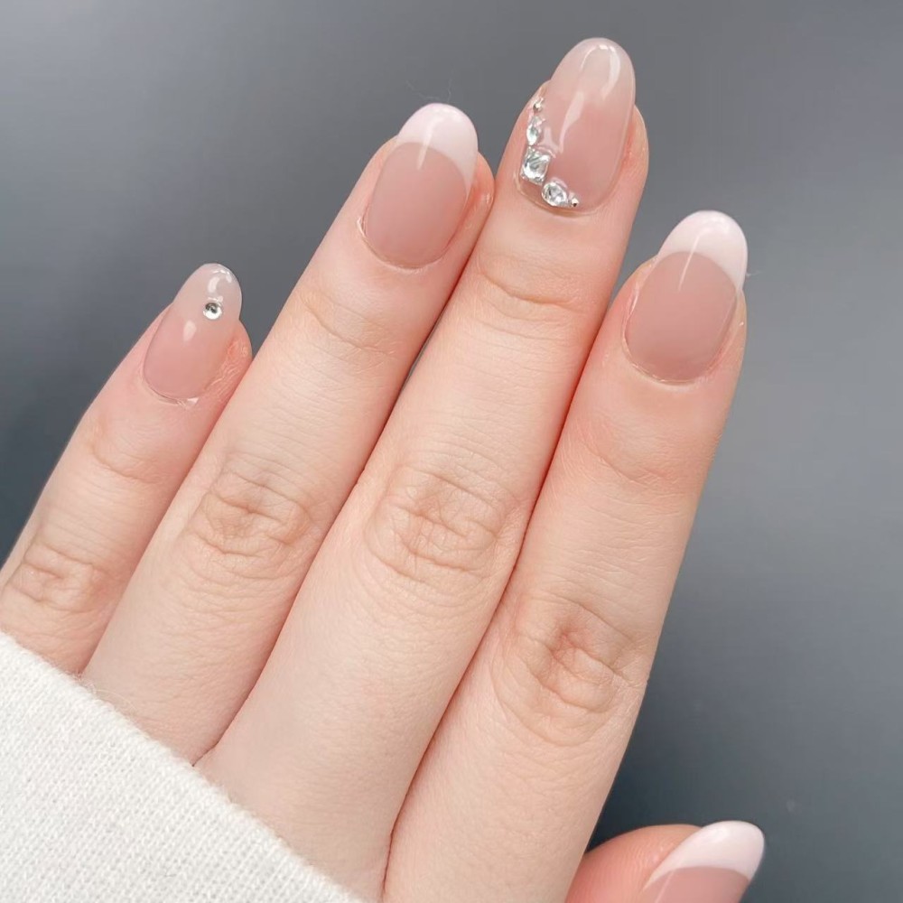 Faux Ongles Crush : French Manucure Élégante avec Accents Glamour