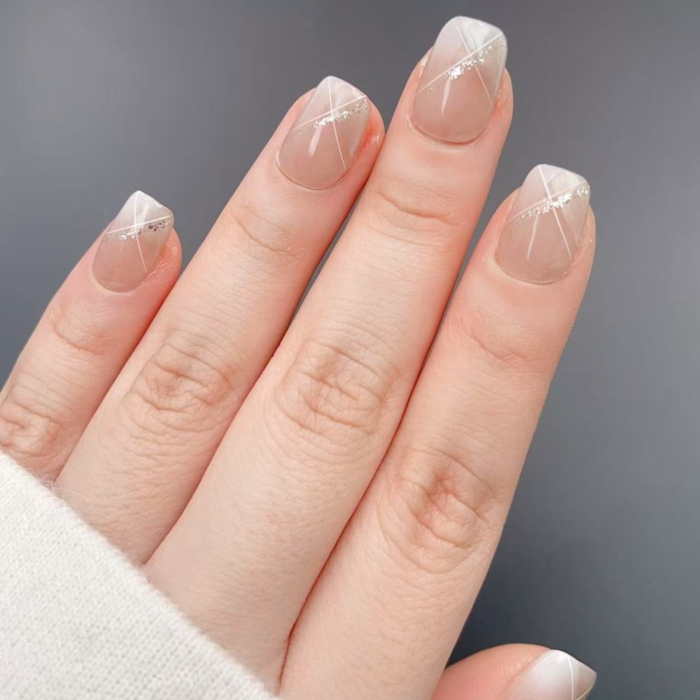 Faux Ongles Rive Gauche Élégance Minimaliste par le chic parisien