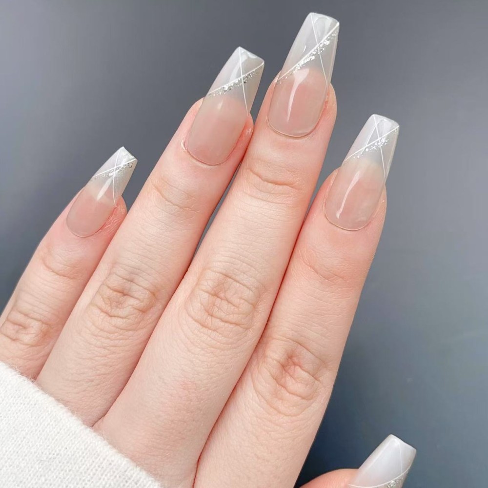 Faux Ongles Rive Gauche Élégance Minimaliste par le chic parisien
