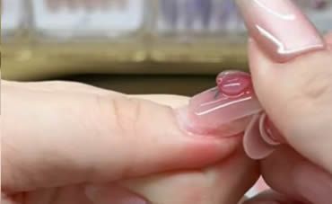 Poser des faux ongles