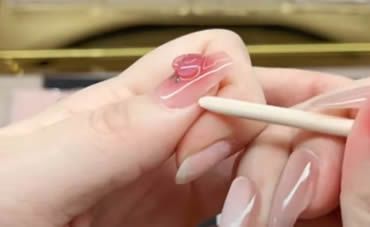 Enlever des faux ongles 